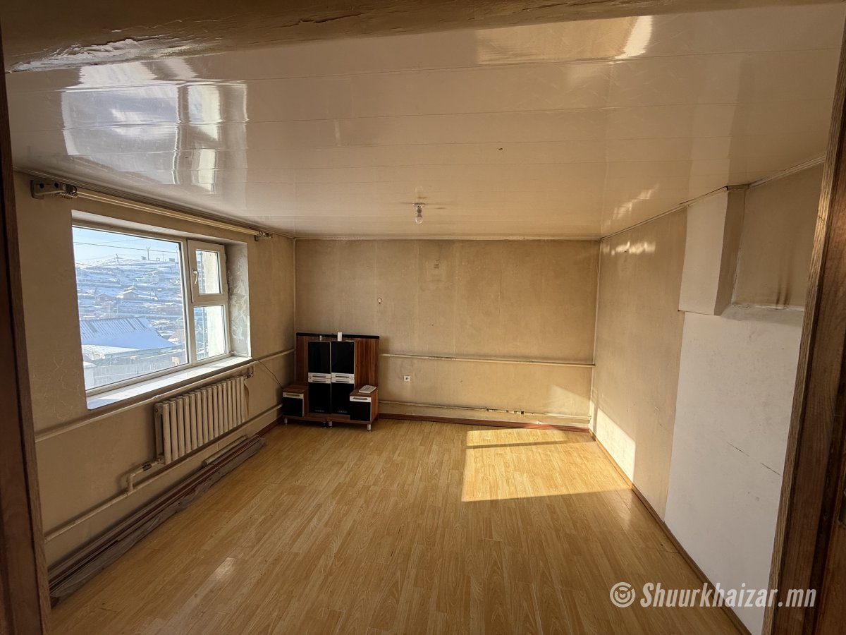 Хашаа байшин зарна.